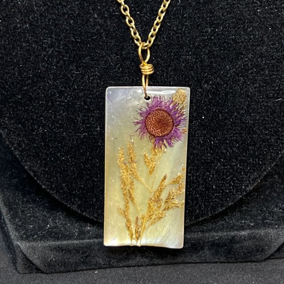 Coldwater Creek Gold Tone Cable Chain Necklace W/Dried Flower Pendant (4227) - Picture 3 of 6